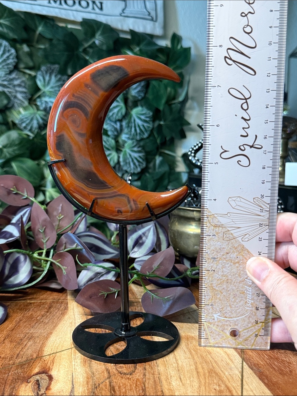 Sardonyx crescent moon on stand - Picture 4 of 6